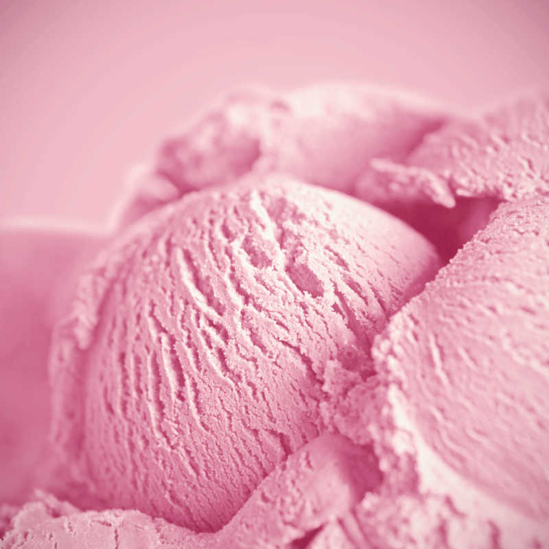 粉色背景上的草莓冰淇淋球