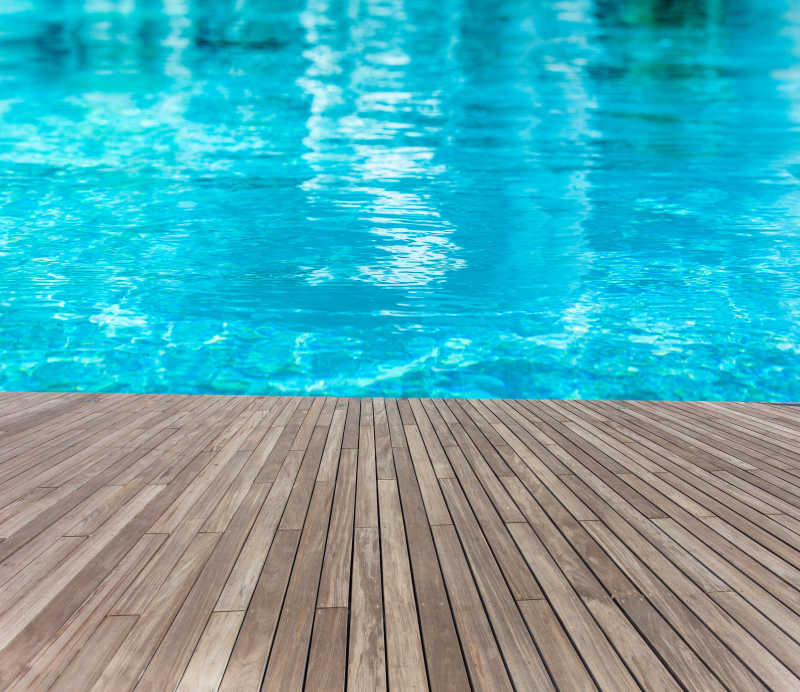 游泳池旁的木制地板
