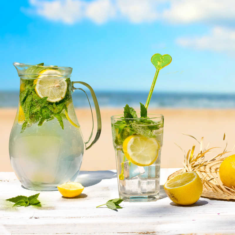 沙滩背景和青柠柠檬饮料