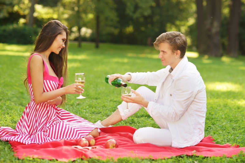一起野餐约会的亲密情侣
