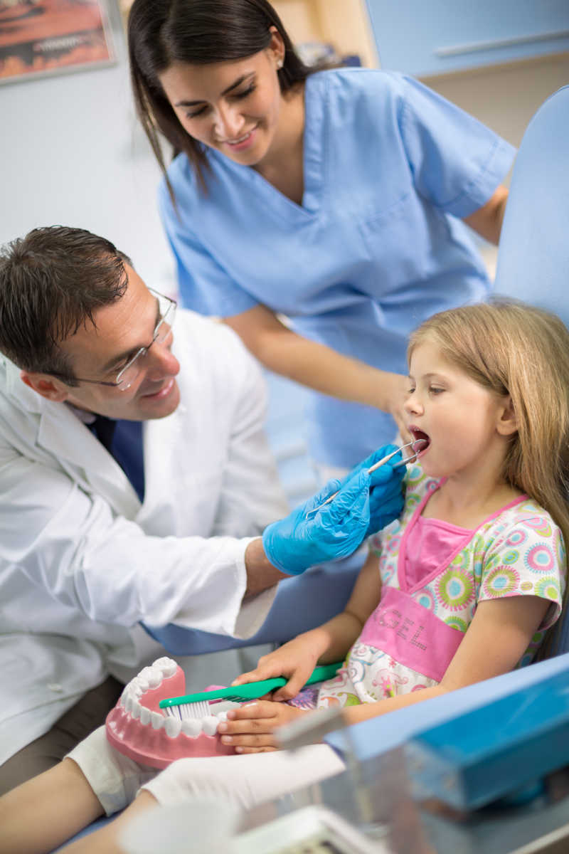 牙科医生观察年轻女孩的牙齿