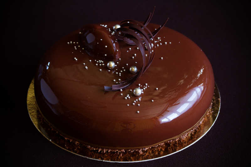 黑色背景中精巧的巧克力生日蛋糕