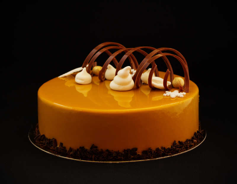 黑色背景下的橘色巧克力蛋糕