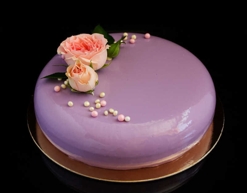 黑色背景中的紫色的蛋糕