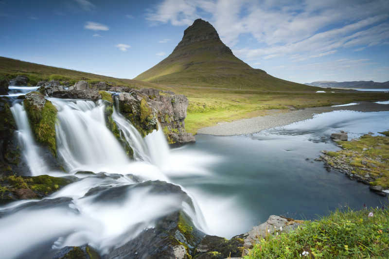 远处的高山映衬下的冰岛瀑布群