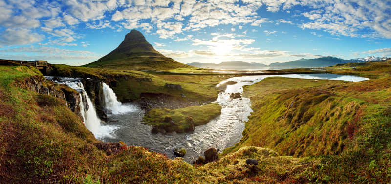 蓝天白云吓冰岛美丽的高山和瀑布美景
