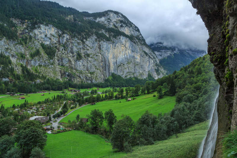 瑞士的悬崖和瀑布