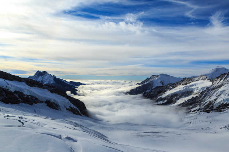 瑞士少女峰地区云层之上的山峰
