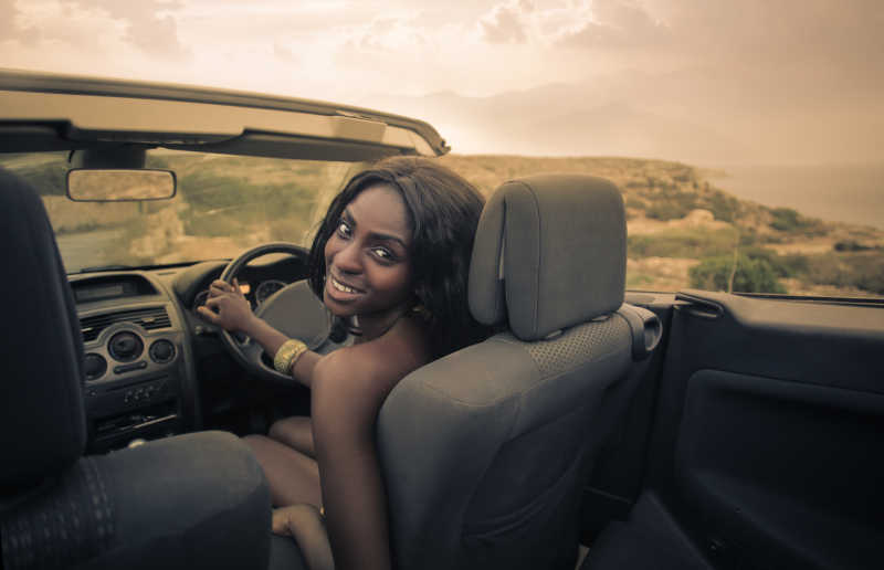 坐在汽车里转头微笑的黑人美女