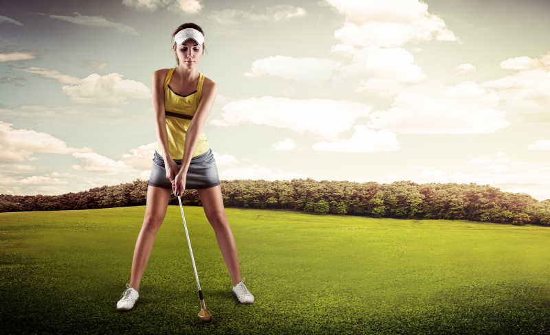 在打高尔夫球的年轻女子
