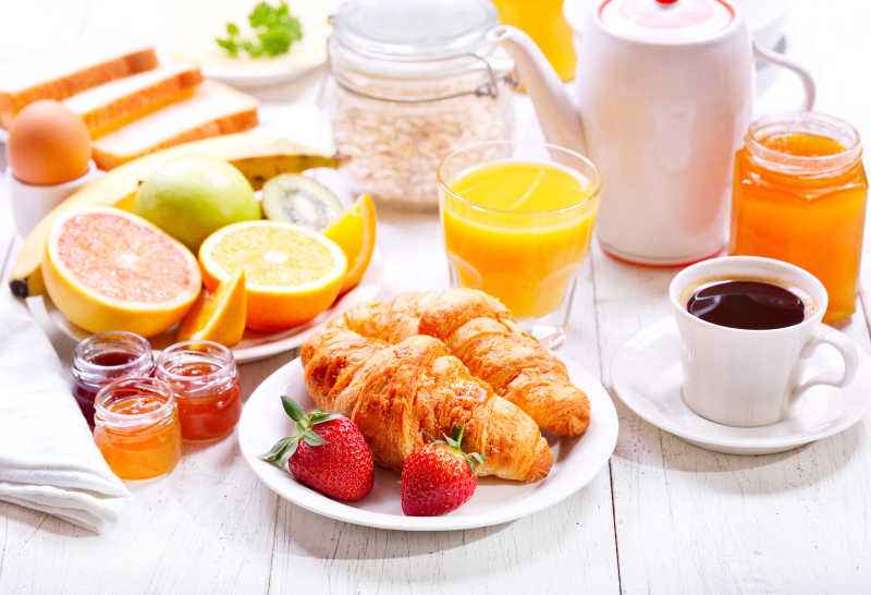 早餐桌上的面包和咖啡与水果
