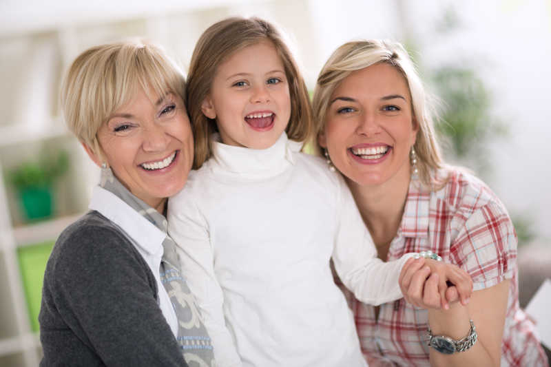 开心的三个不同年龄阶段的女性
