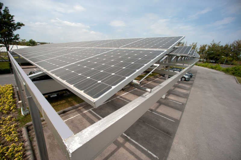停车场屋顶上的太阳能电池