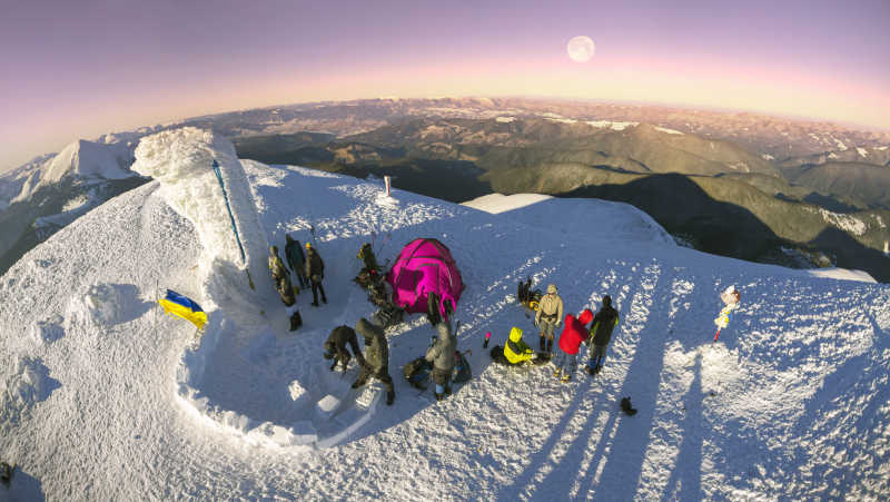 一群登山爱好者在山顶搭帐篷