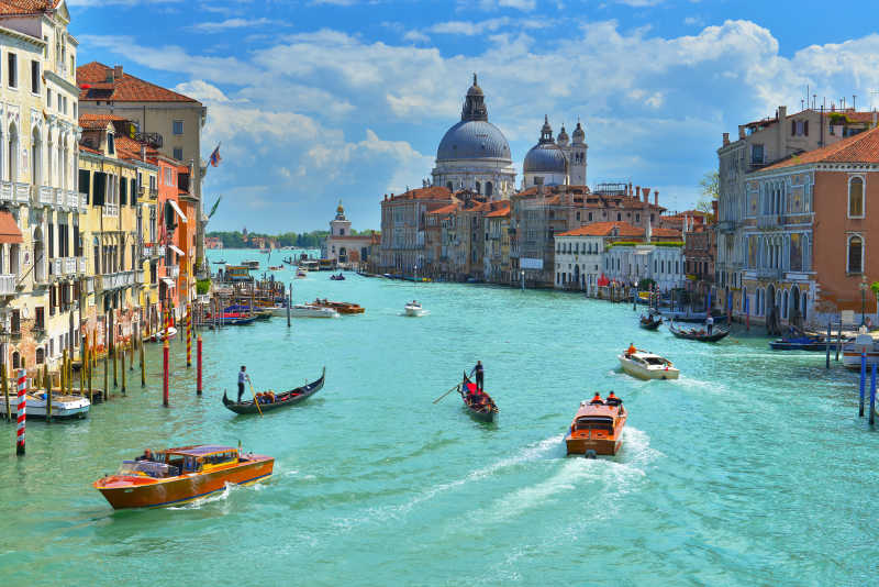 威尼斯运河上来往的小船