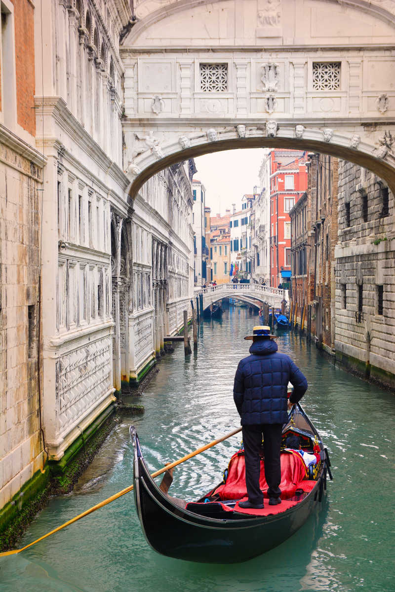 威尼斯叹息桥下的小艇