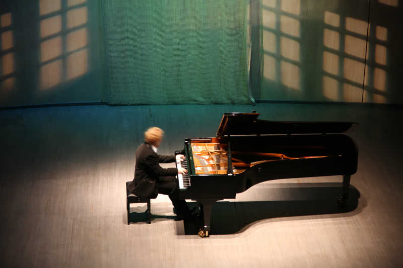 剧场里正在演奏钢琴的音乐家