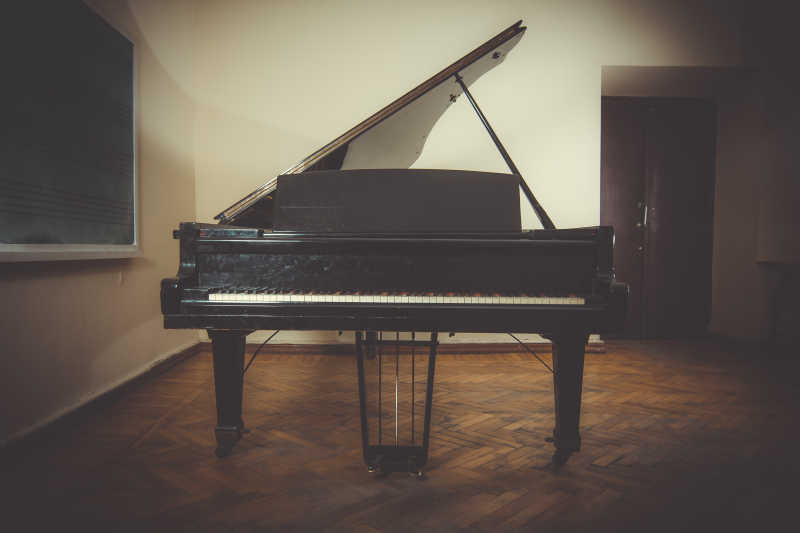 音乐室里的立式钢琴