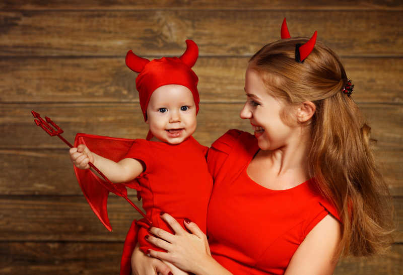 一起穿红色万圣节服装的母亲和孩子