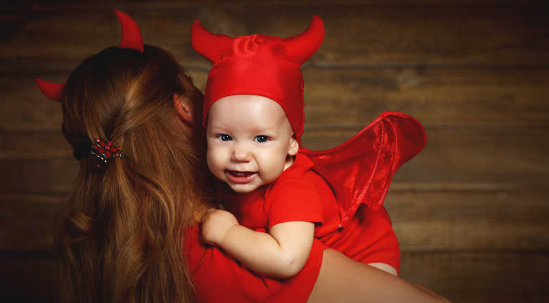 被妈妈抱着的恶魔装扮的孩子