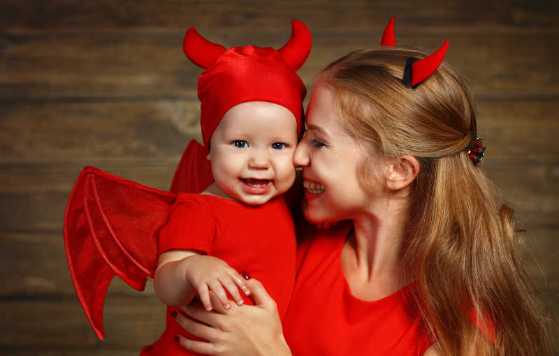 一起做恶魔装扮的快乐的母亲和孩子