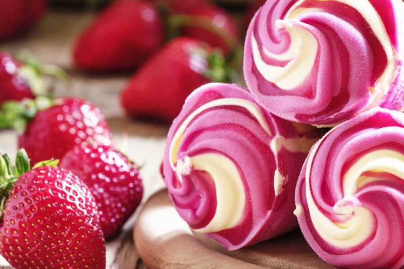 草莓味的蛋卷冰淇淋和草莓