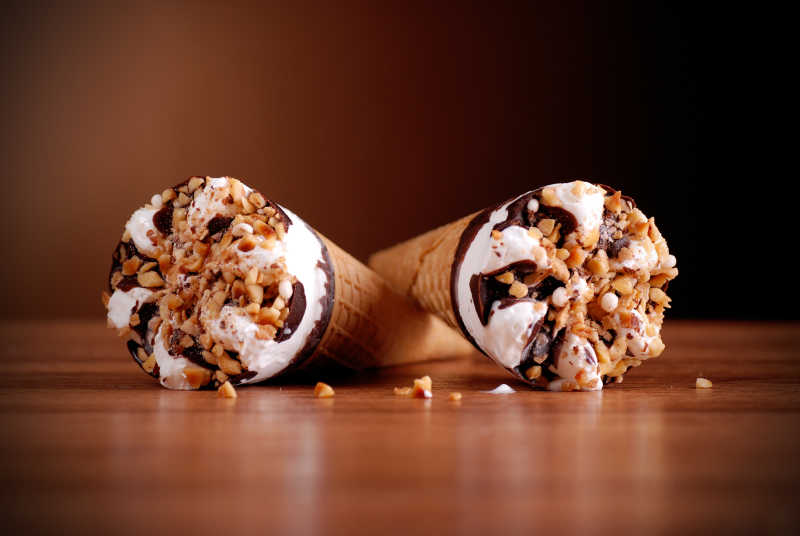 放在木桌上的巧克力和榛子奶油冰淇淋