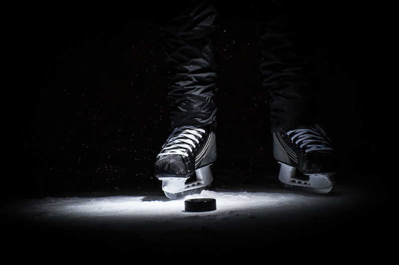 黑暗冰球场景下的鞋子