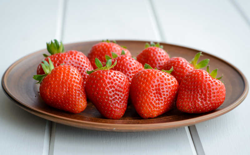 白桌上的美味草莓