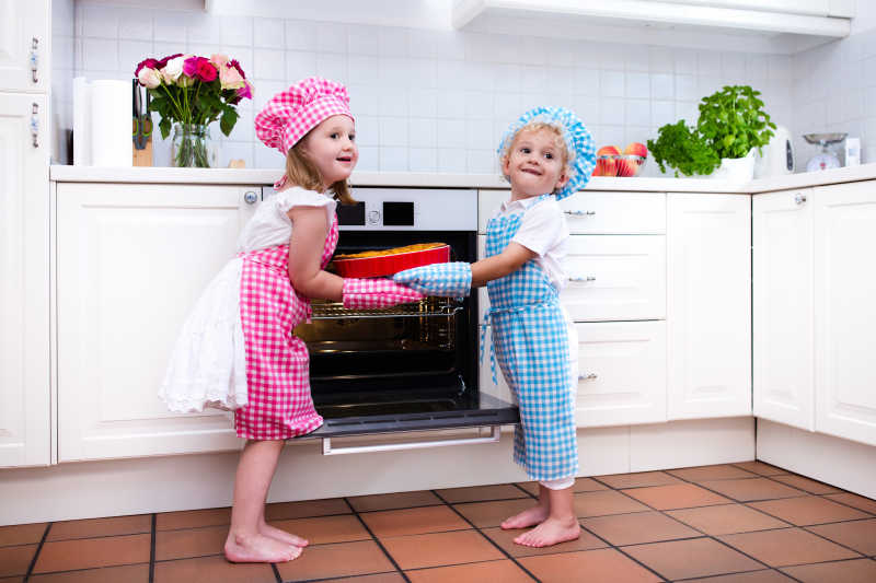 两个小孩在厨房玩耍
