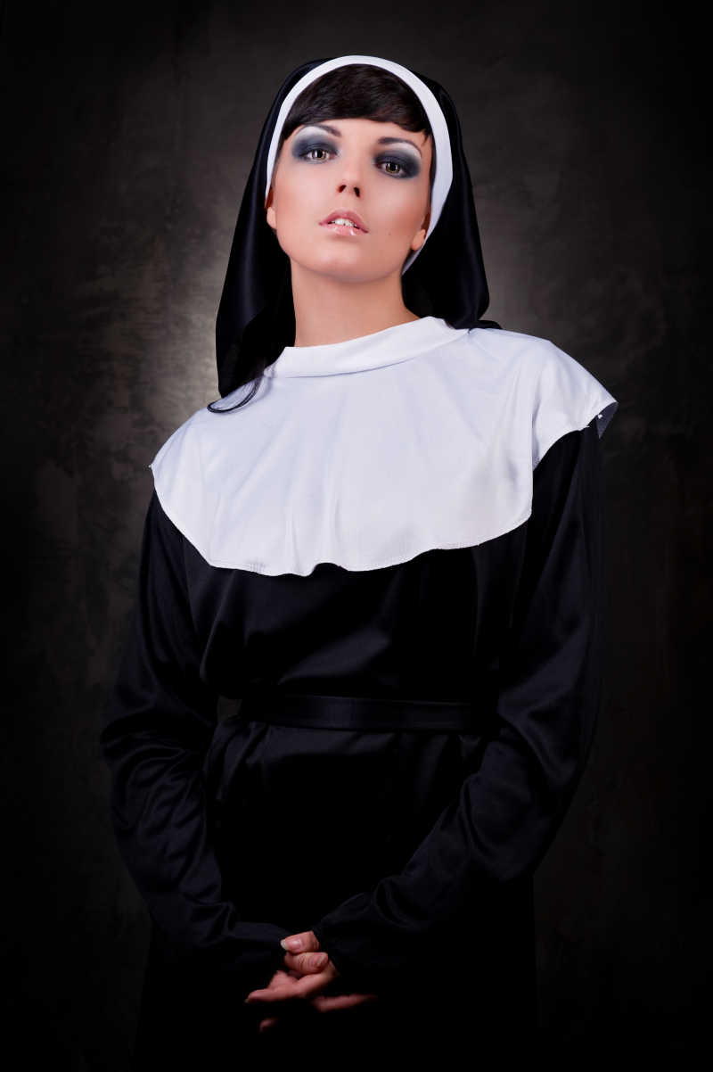 一个美丽的修女在祷告