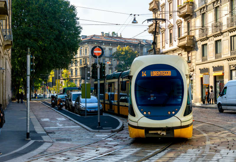 现代有轨电车在米兰的街道上