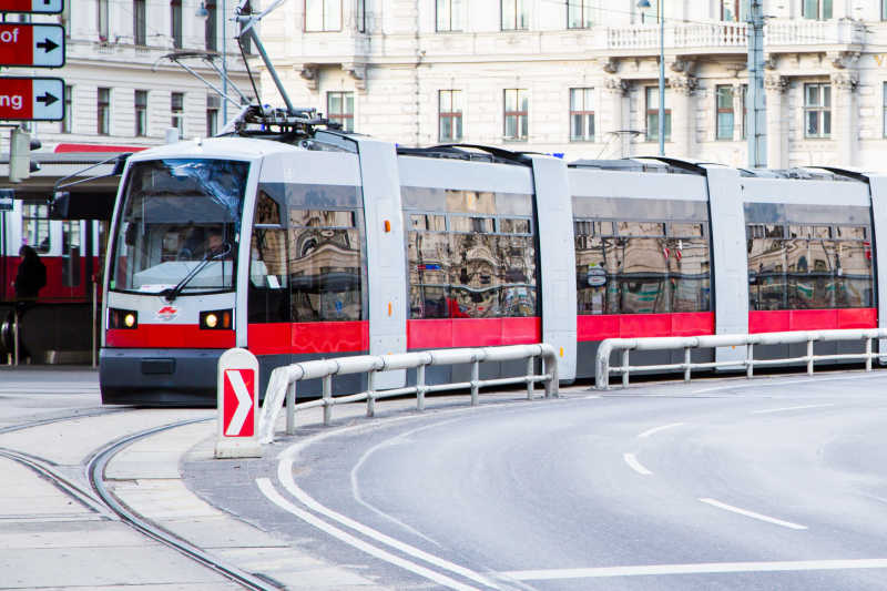 奥地利维也纳现代红色电车