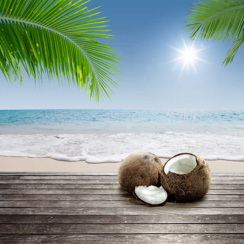 沙滩上的成熟的椰子