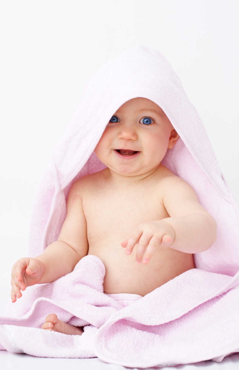粉色毛毯包围的婴儿