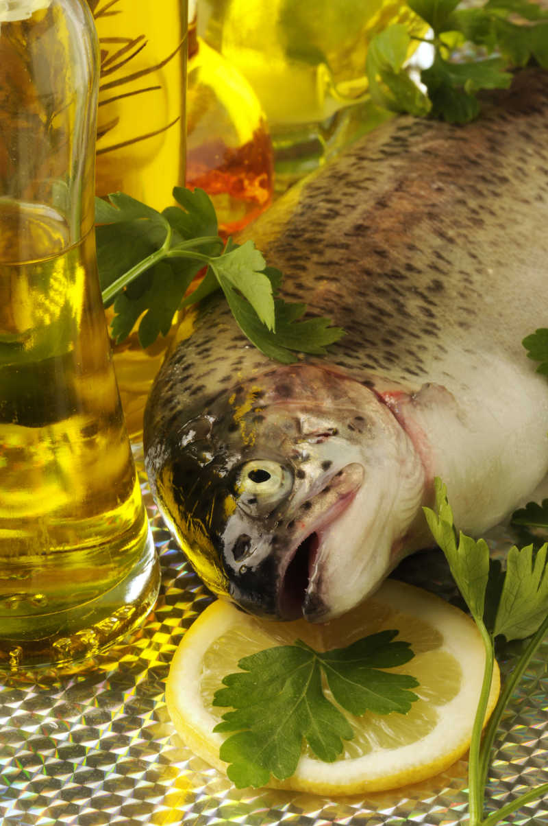橄榄油和一条鱼在一起