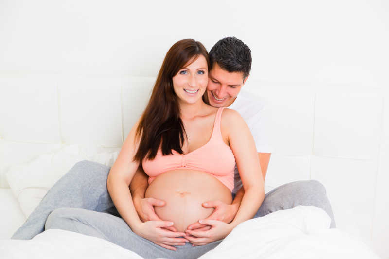 丈夫抱着怀孕妻子的肚子