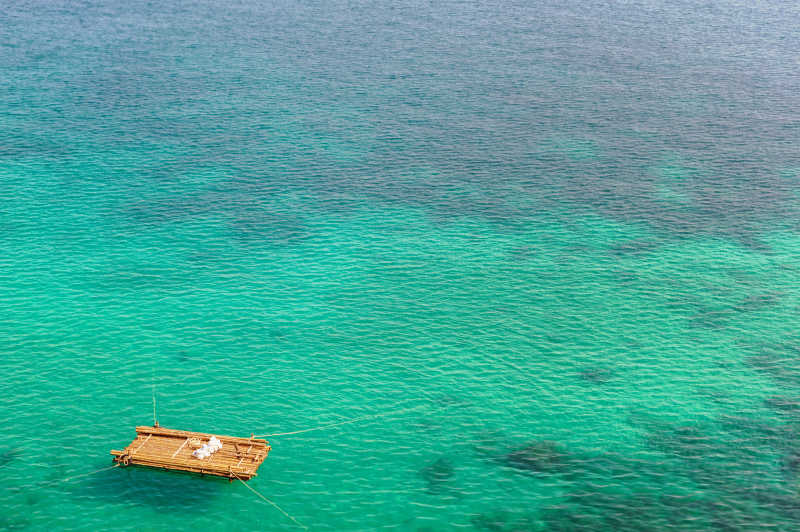 绿色礁湖上漂浮的木筏