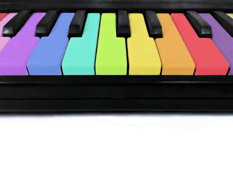 彩色琴键的黑色钢琴