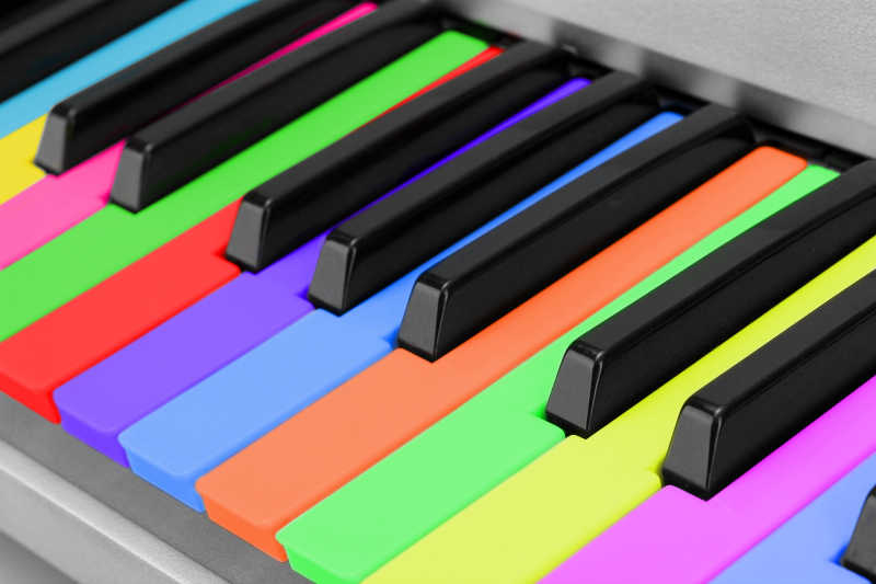 彩色键盘的钢琴