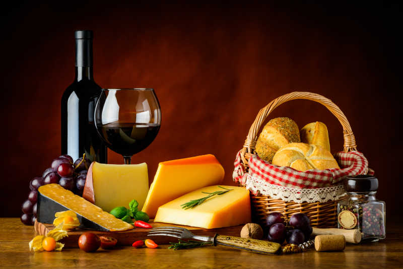 桌上的葡萄干酪红酒和面包