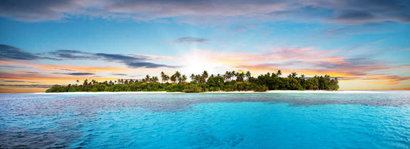 日落时美丽的热带岛屿