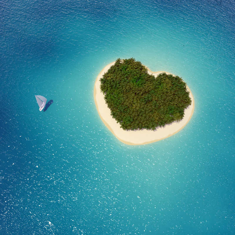 海面上的心形岛屿和游艇
