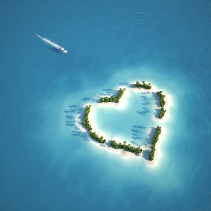 游艇驶向海面上的心形岛