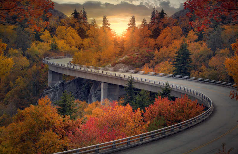 秋色黄昏下弯曲的公路