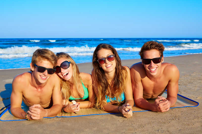 一群年轻朋友在海滩上度假