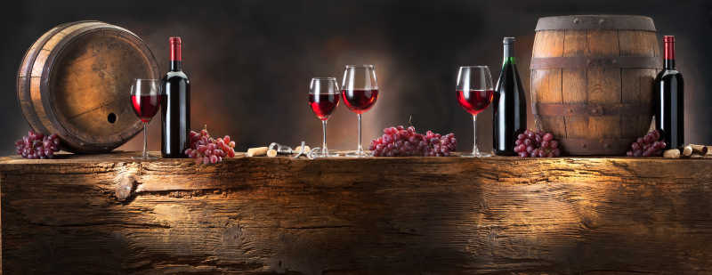 桌子上的红酒图片图片