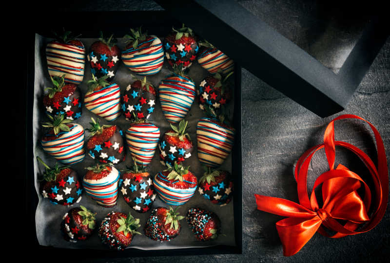 放在礼盒的美国装饰风格的草莓巧克力