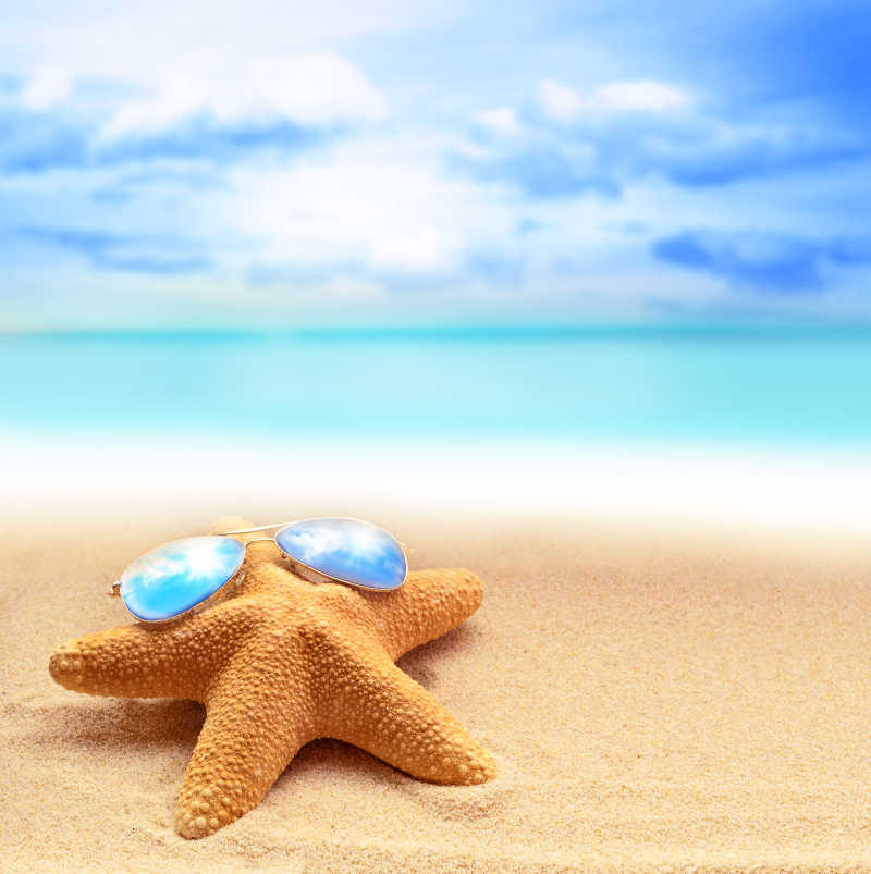 夏日海滩上戴着墨镜的海星