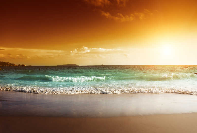 海滩日落时候的美景